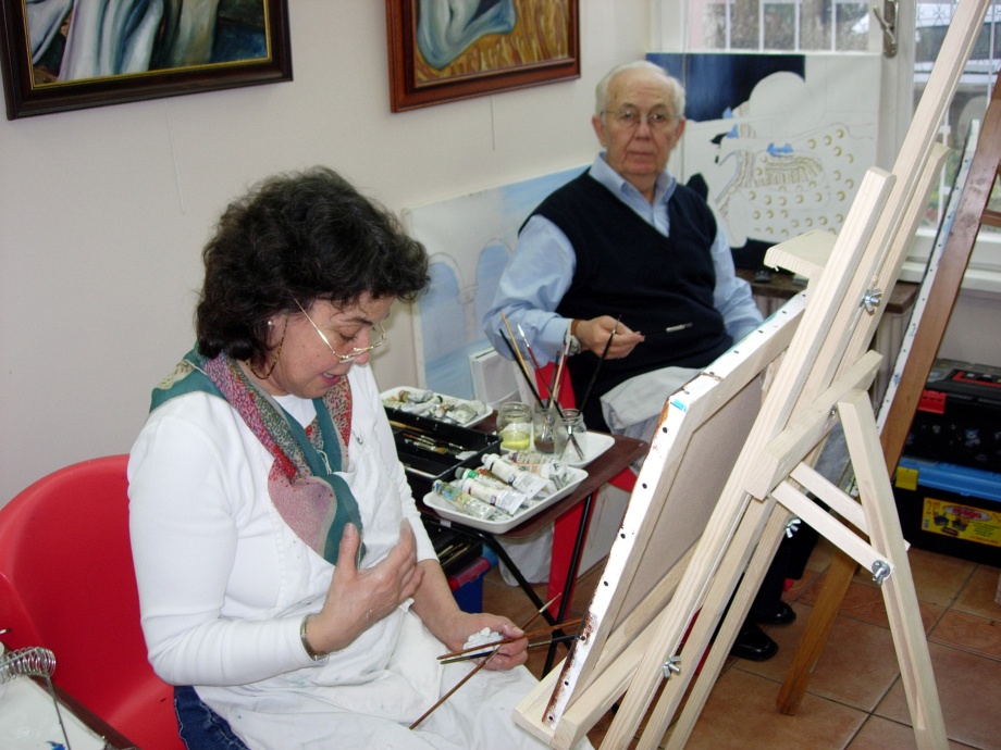 Resim çalışmalarında resim teknikleri olarak; desen, lavi, guaj, suluboya, pastel, yağlıboya öğretilmektedir.