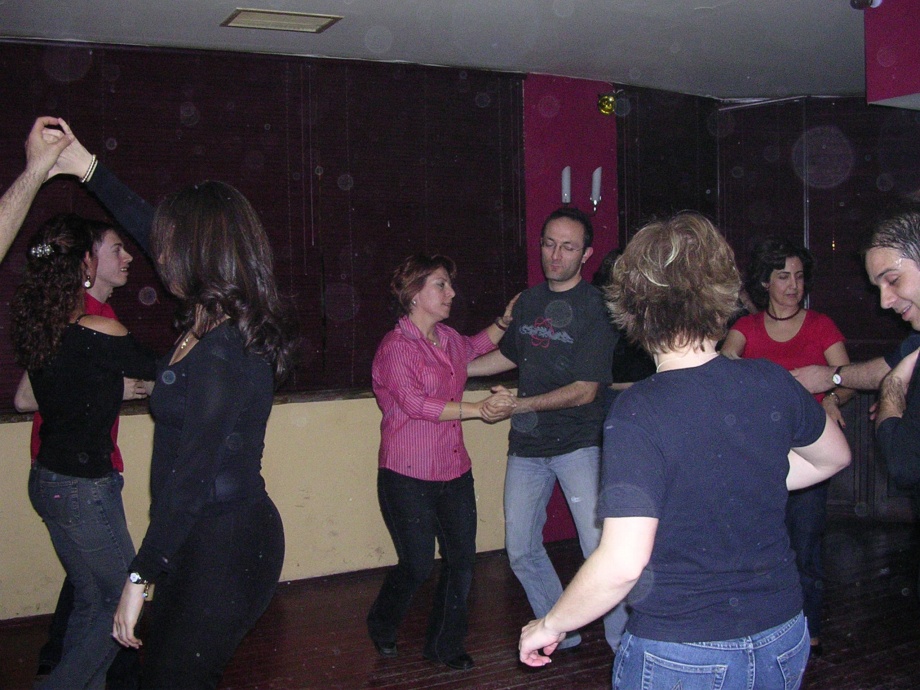 Dans çalışmaları tango ve latin agırlıklı olup salsa, cha cha, merenque ve rumba gibi latin dansları öğretilmektedir.